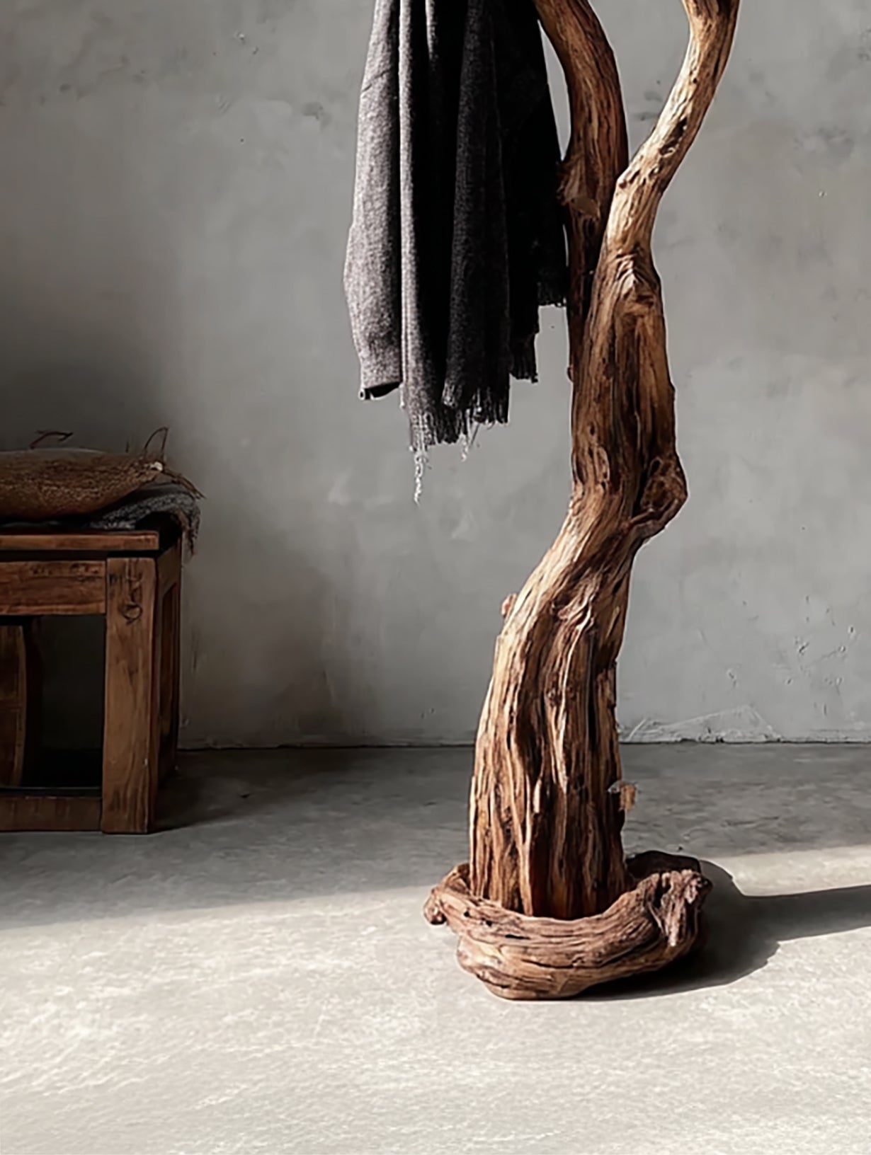 Natural Driftwood Coat Rack – Handcrafted Tree Branch Standing Hanger for Entryway or Bedroom